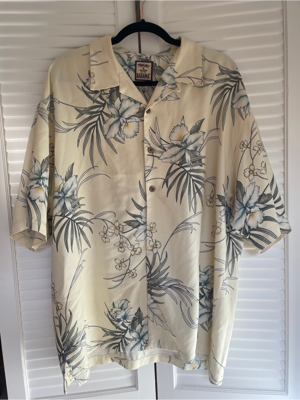 Tommy Bahama 100% silk Hawaiian Floral Button-Up Shirt